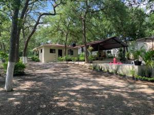 une maison avec une allée en face de celle-ci dans l'établissement Quinta Campestre Los Encinos, à Santiago