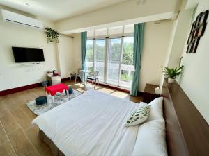 a bedroom with a large bed and a large window at 墾丁 63民宿 in Kenting