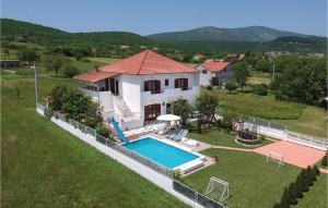 an aerial view of a house with a swimming pool at Stunning Home In Sinj With 3 Bedrooms, Wifi And Outdoor Swimming Pool in Rožani