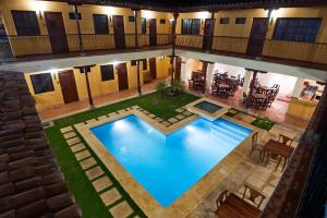 - une vue sur la piscine située dans un bâtiment dans l'établissement Hotel La Pérgola, à Granada