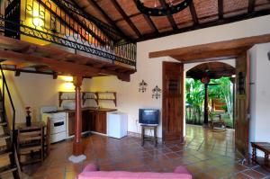 een woonkamer met een keuken en een televisie bij Hotel La Pérgola in Granada