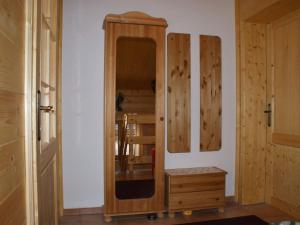 Habitación con armario de madera y espejo. en Apartment with balcony in Sankt Gallenkirch en Sankt Gallenkirch