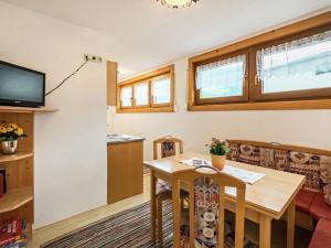 una pequeña sala de estar con mesa y sofá en Spacious Apartment in F gen near Ski Area, en Fügen