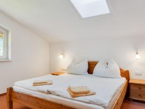 1 dormitorio con 1 cama con 2 toallas en Modern Apartment in Gro arl Salzburg with Sauna, en Grossarl