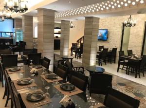 艾卡瑞斯酒店餐廳或用餐的地方