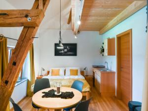 1 dormitorio con 1 cama, mesa y sillas en Loft like apartment in Scheibbs with swimming pond, en Scheibbs