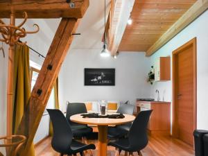 Fotografie z fotogalerie ubytování Loft-like apartment with swimming pond v destinaci Scheibbs