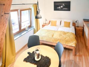 Fotografie z fotogalerie ubytování Loft-like apartment with swimming pond v destinaci Scheibbs