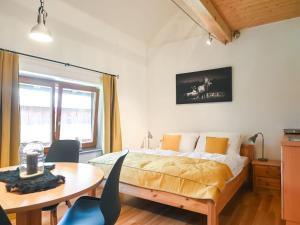 Fotografie z fotogalerie ubytování Loft-like apartment with swimming pond v destinaci Scheibbs