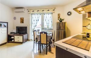 cocina y comedor con mesa y nevera en Gorgeous Apartment In Vodnjan With Kitchen, en Vodnjan