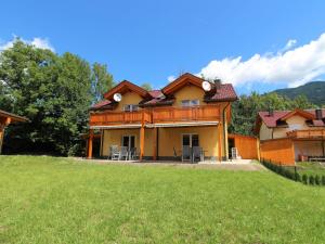 ケットシャッハにあるModern Chalet in K tschach Mauthen with Private Terraceの前に緑の芝生がある大家