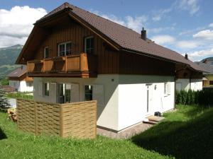 una casa con tetto in legno su un campo verde di Chalet in Lungau with sauna and hot tub a Sankt Margarethen im Lungau