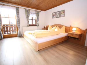 מיטה או מיטות בחדר ב-Mansion in Eben near Ski Salzburger Sportwelt