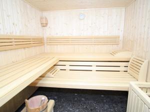 マウテルンドルフにあるLarge holiday home in Mauterndorf Salzburgerland near ski area with saunaのサウナ(木製ベンチ2台付)