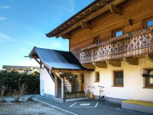 ブラームベルク・アム・ヴィルトコーゲルにあるModern apartment with National Parkのバルコニー付きの大きな木造の建物