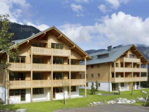 una vista exterior de un gran edificio de apartamentos en Apartment at the ski lift in Brand in Vorarlberg, en Brand