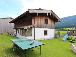 Stolný tenis v ubytovaní Apartment Leogang near Ski Slopes alebo v jeho okolí