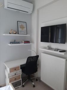 A television and/or entertainment centre at Gianna's Villa Gialova