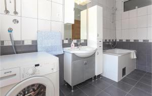 Vonios kambarys apgyvendinimo įstaigoje Nice Home In Kastel Stafilic With Wifi