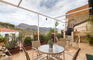a patio with a table and chairs on a balcony at Casa Rural Ca Lluis in La Vall de Laguar
