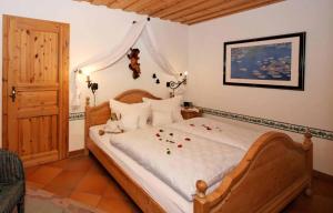 Un dormitorio con una cama con rosas. en Ferienwohnung Am Panoramaweg, en Bodenmais