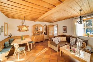ein Wohnzimmer mit Sofa und Tisch in der Unterkunft Ferienwohnung Am Panoramaweg in Bodenmais