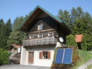 Feistritz ob BleiburgにあるChalet near Lake Klopeiner with saunaの太陽光発電パネル付きの家