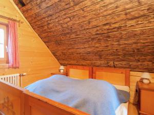 מיטה או מיטות בחדר ב-Chalet near Lake Klopeiner with sauna