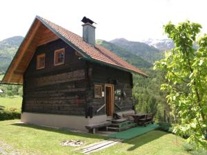 Feistritz ob Bleiburg的住宿－Chalet near Lake Klopeiner with sauna，山间小木屋,背景是山脉