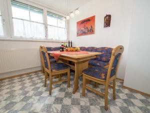 jadalnia z drewnianym stołem i krzesłami w obiekcie Apartment in Tröpolach near Nassfeld Gondola w mieście Tröpolach
