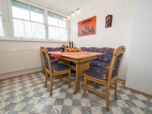 トレーポラッハにあるHoliday apartment in Tr polach near Pressegger Seeのダイニングルーム(木製テーブル、椅子付)