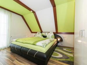 Łóżko lub łóżka w pokoju w obiekcie Apartment in Tröpolach near Nassfeld Gondola