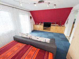 Telewizja i/lub zestaw kina domowego w obiekcie Apartment in Tröpolach near Nassfeld Gondola