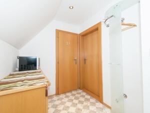 Telewizja i/lub zestaw kina domowego w obiekcie Apartment in Tröpolach near Nassfeld Gondola