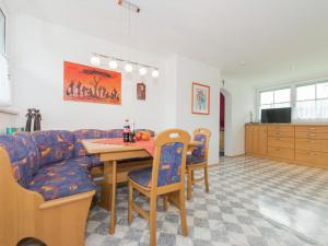 Telewizja i/lub zestaw kina domowego w obiekcie Apartment in Tröpolach near Nassfeld Gondola