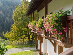 balkon z kwiatami na boku budynku w obiekcie Holiday home in Eberstein Carinthia with sauna w mieście Eberstein