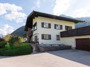 伊特爾的住宿－Apartment in Tyrol 100 m to the mountain railway，一座大型白色房屋,设有车库