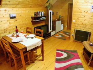 Restaurace v ubytování Apartment in a wooden chalet in Liebenfels Carinthia near the ski area
