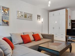 sala de estar con sofá y mesa de centro en Comfortable Apartment in Zell am See near Forest, en Zell am See