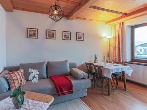 ein Wohnzimmer mit einem Sofa und einem Tisch in der Unterkunft Inviting Chalet in Kirchdorf in Tirol near City Centre in Kirchdorf in Tirol