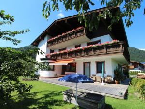 キルヒドルフ・イン・チロルにあるInviting Chalet in Kirchdorf in Tirol near City Centreの前庭付きの家