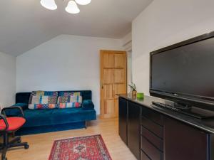 ein Wohnzimmer mit einem großen Flachbild-TV in der Unterkunft Lively Holiday Home in Wien with Private Garden in Wien