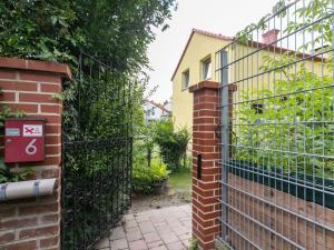 ein eisernes Tor zu einem Haus mit Garten in der Unterkunft Lively Holiday Home in Wien with Private Garden in Wien