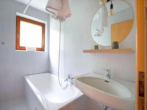 Zdjęcie z galerii obiektu Holiday home near St Anton am Arlberg with sauna w mieście Sankt Anton am Arlberg