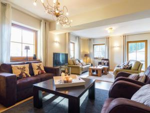 ein Wohnzimmer mit Sofas und einem Couchtisch in der Unterkunft Posh Villa in Rennweg am Katschberg with Wellness and Bar in Rennweg