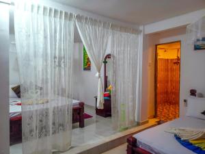 Letto o letti in una camera di Sigiri Tarushan Home Stay