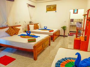 Llit o llits en una habitació de Sigiri Tarushan Home Stay