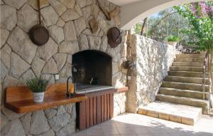 una cocina al aire libre con una pared de piedra en Stunning Home In Grscica With Kitchen, en Prizba