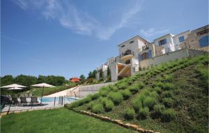 uma casa com jardim e piscina em Amazing Apartment In Buje With House A Panoramic View em Buje