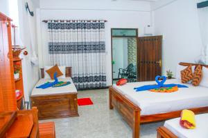 Letto o letti in una camera di Sigiri Tarushan Home Stay